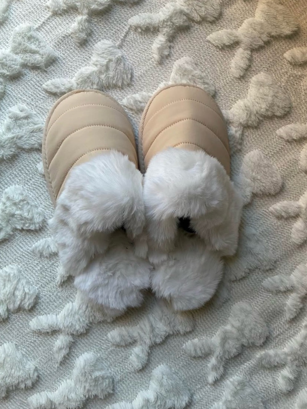 Cozy Women’s Faux-Fur Slip-On Slippers - Cream 5-6.5